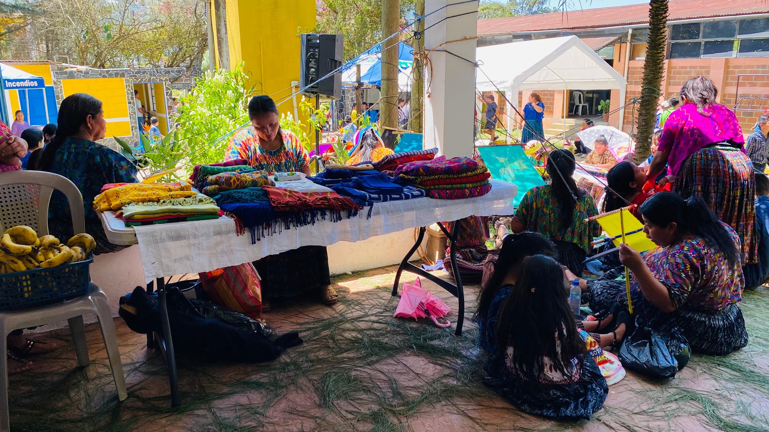  Mujeres tejedoras muestran sus destrezas en el telar de cintura. Foto Yeimi Alonzo  